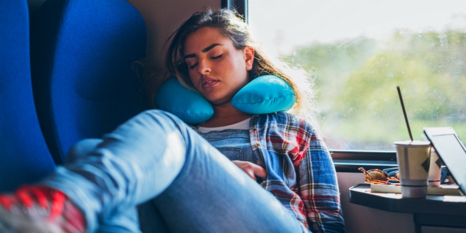 Easy breather outlet travel pillow